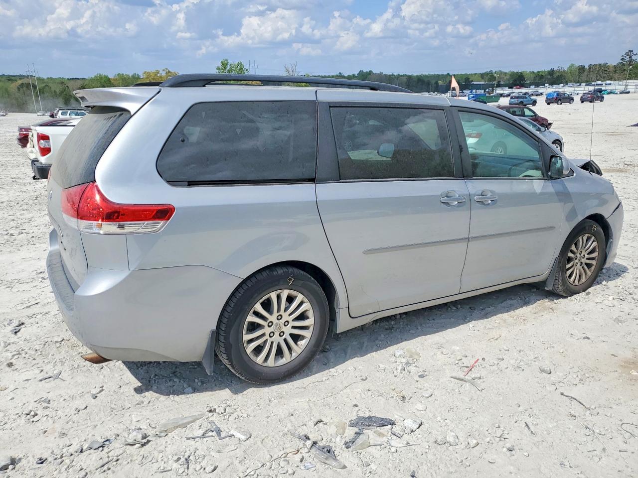 2014 TOYOTA SIENNA XLE 8-PASSENGER photo 5