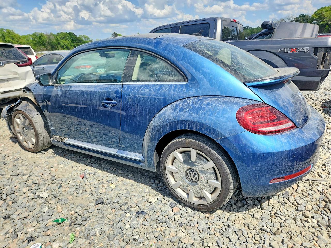 2019 VOLKSWAGEN BEETLE SE photo 2