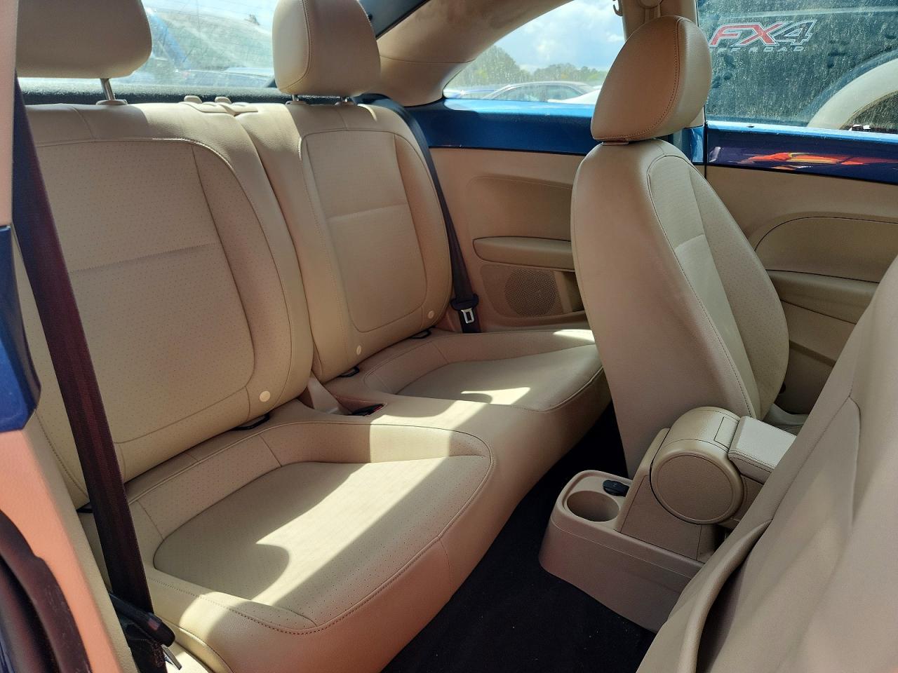 2019 VOLKSWAGEN BEETLE SE photo 10