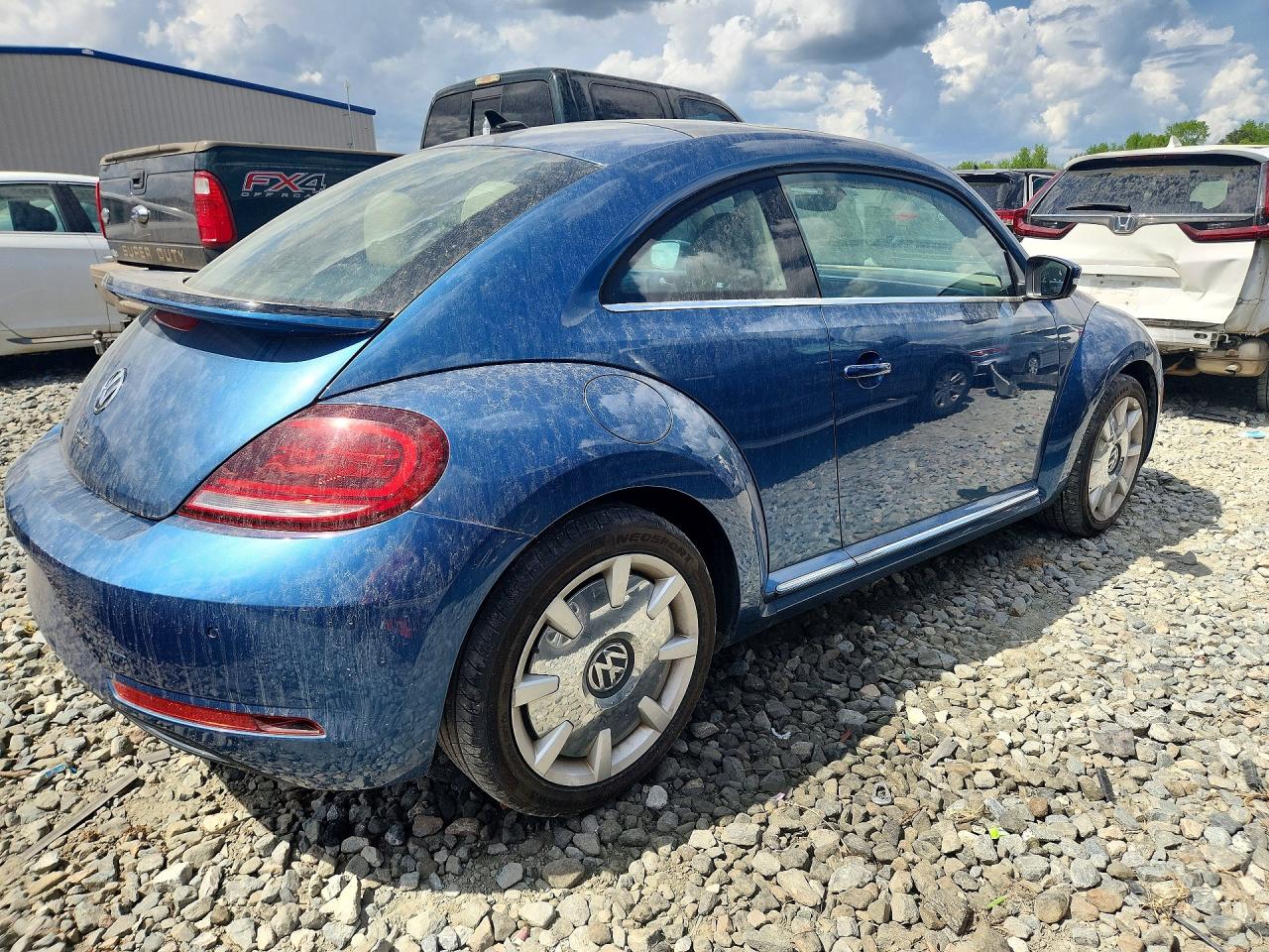 2019 VOLKSWAGEN BEETLE SE photo 3