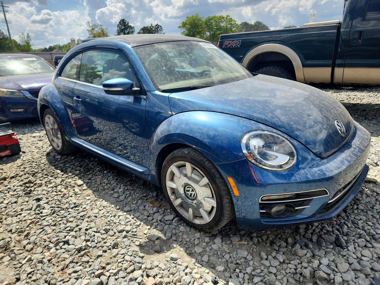 2019 VOLKSWAGEN BEETLE SE photo 4