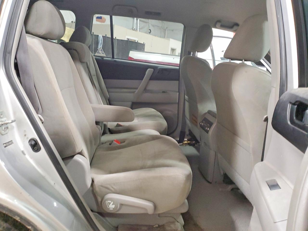 2010 TOYOTA HIGHLANDER BASE photo 11