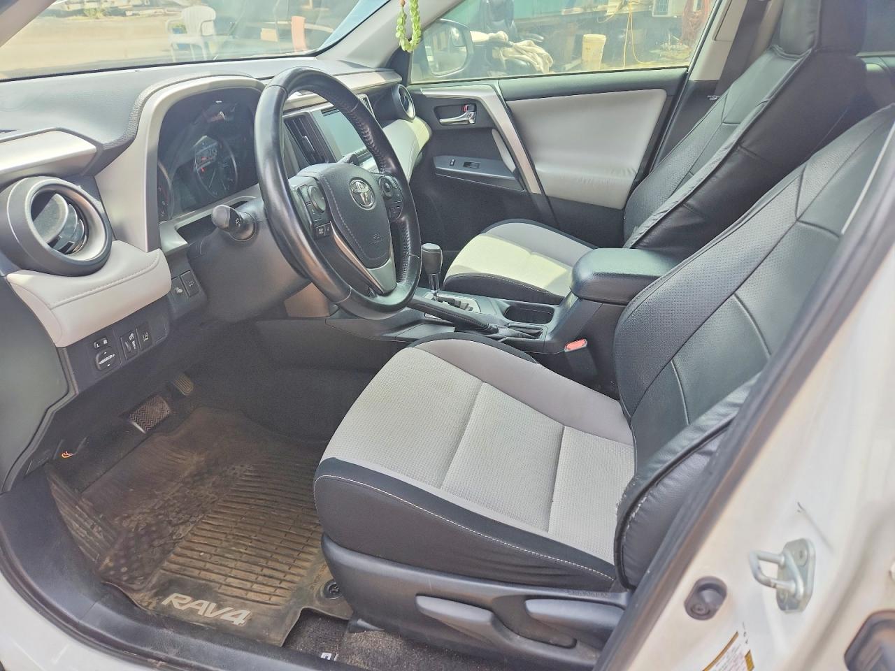 2017 TOYOTA RAV4 XLE photo 19