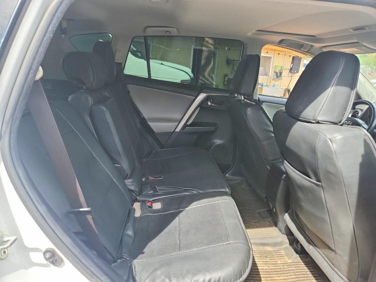 2017 TOYOTA RAV4 XLE photo 28