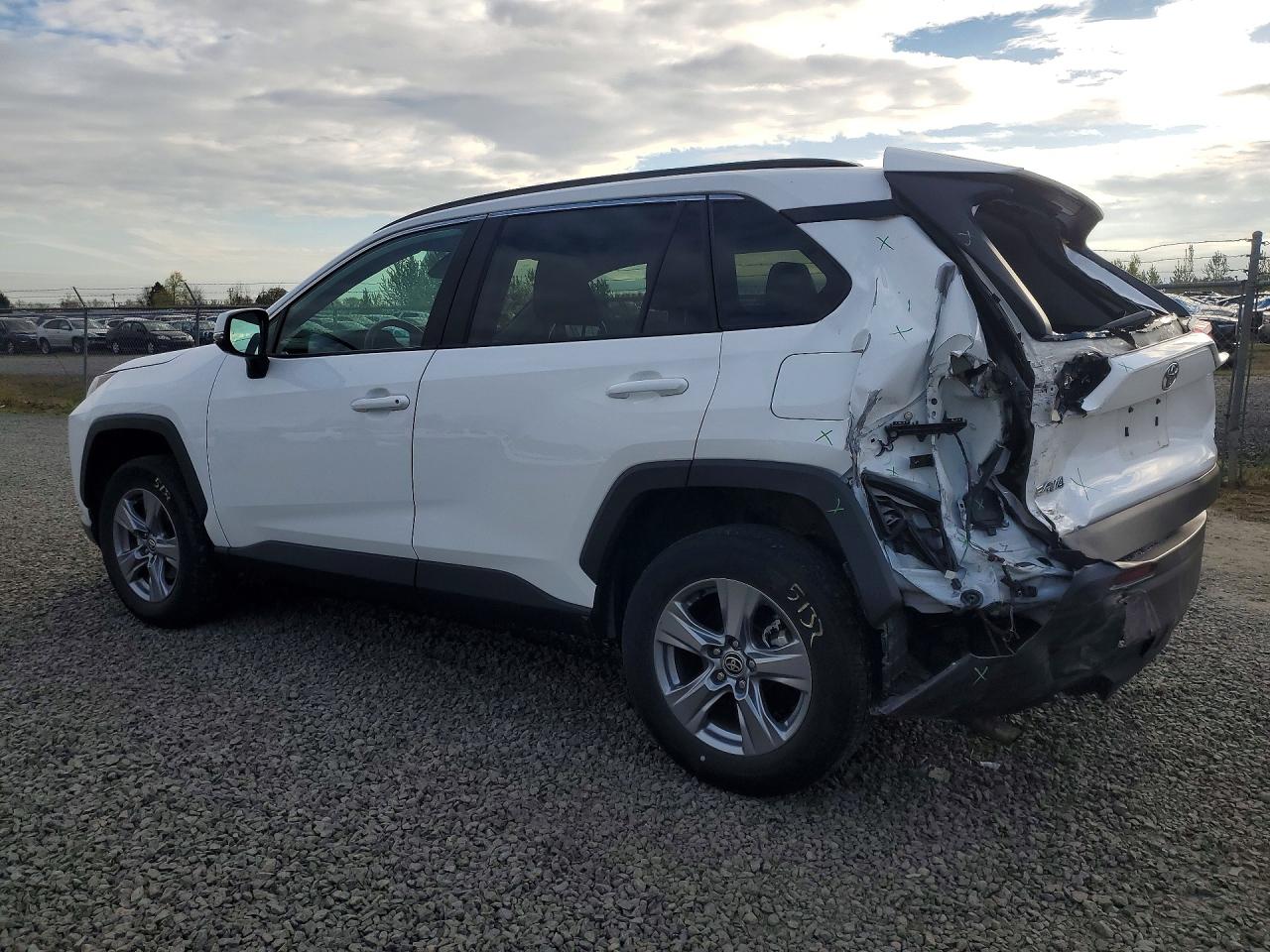 2022 TOYOTA RAV4 XLE photo 3