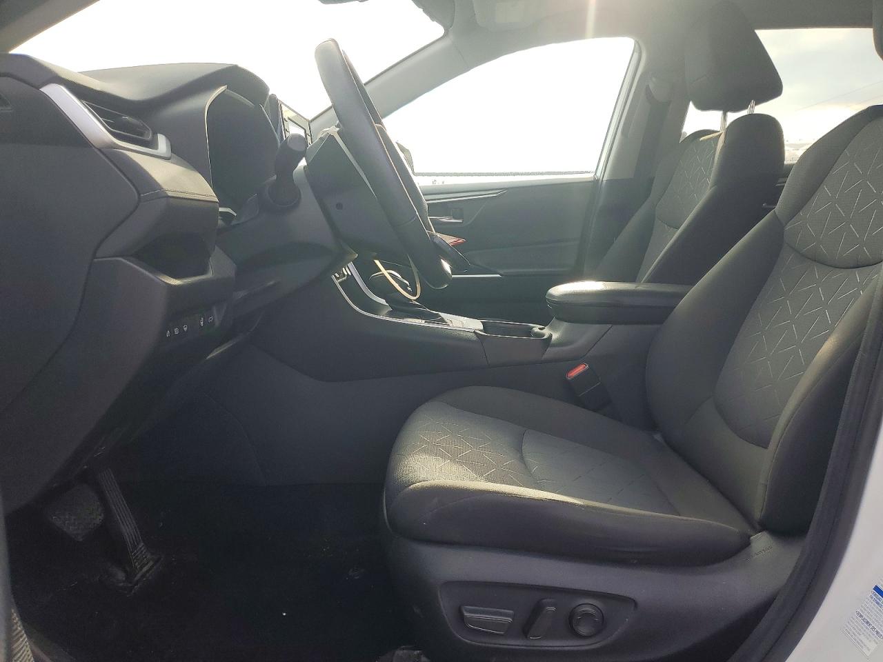 2022 TOYOTA RAV4 XLE photo 13