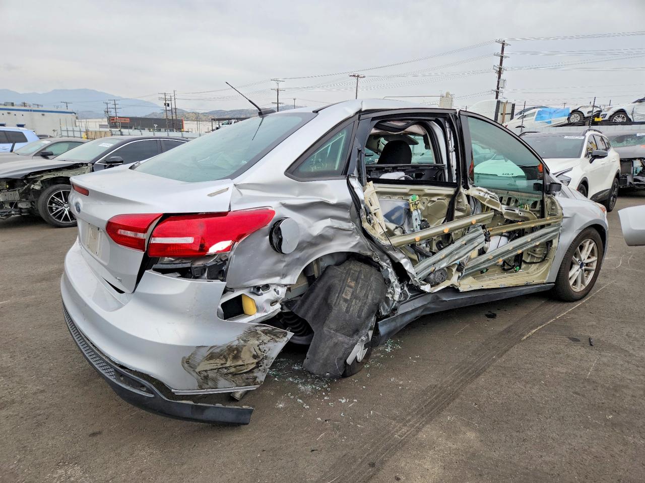 2017 FORD FOCUS SE photo 5