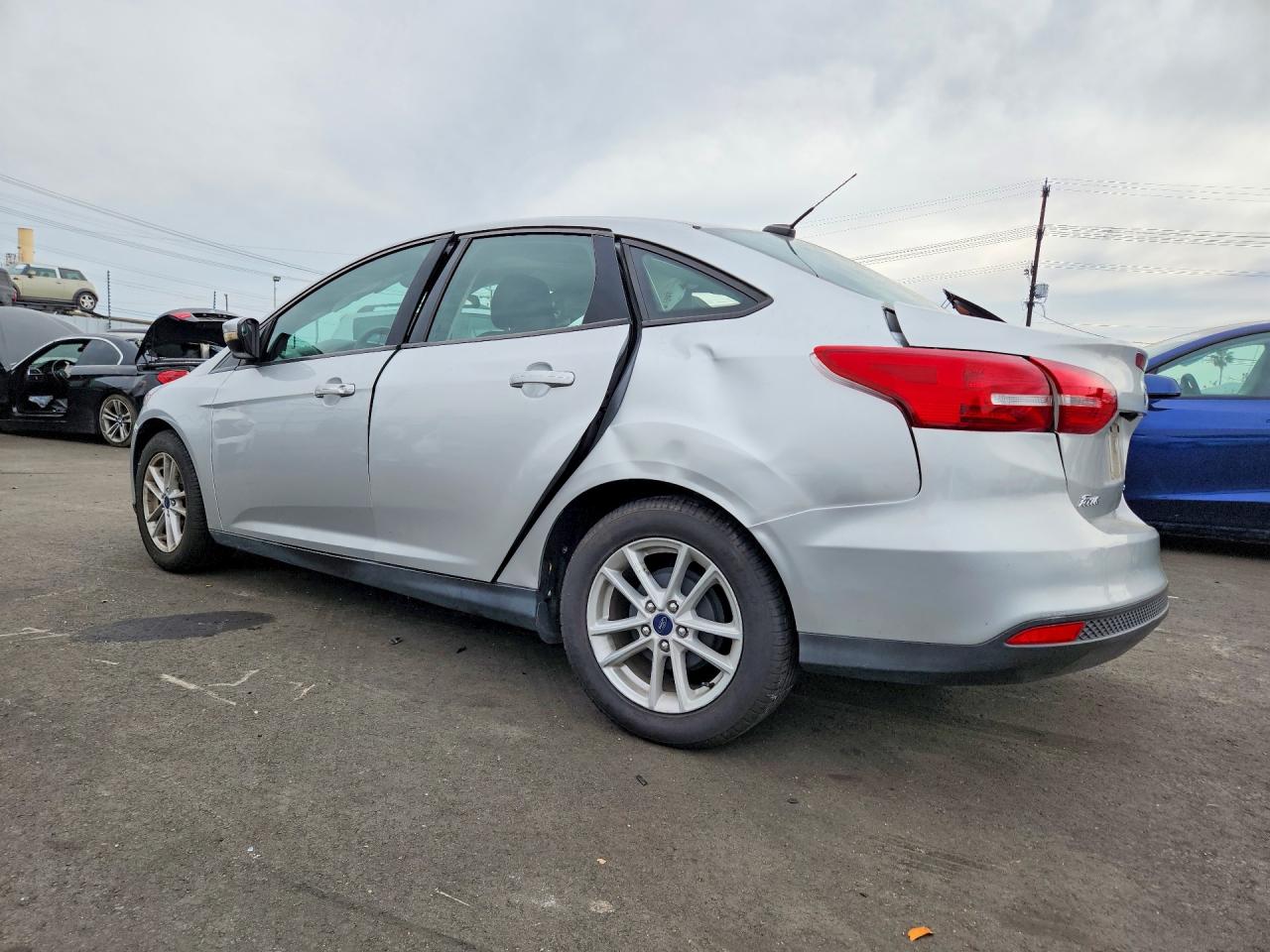 2017 FORD FOCUS SE photo 3