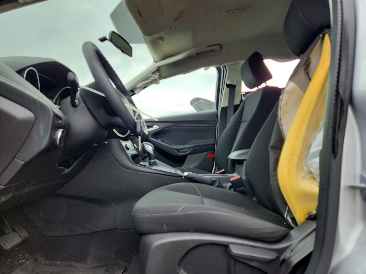 2017 FORD FOCUS SE photo 13