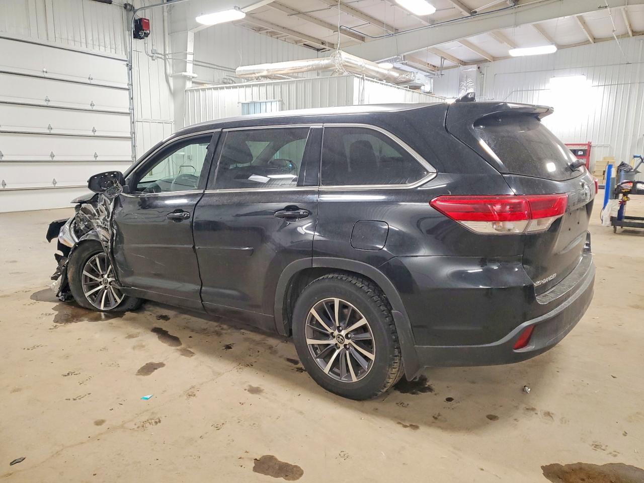 2017 TOYOTA HIGHLANDER XLE photo 2