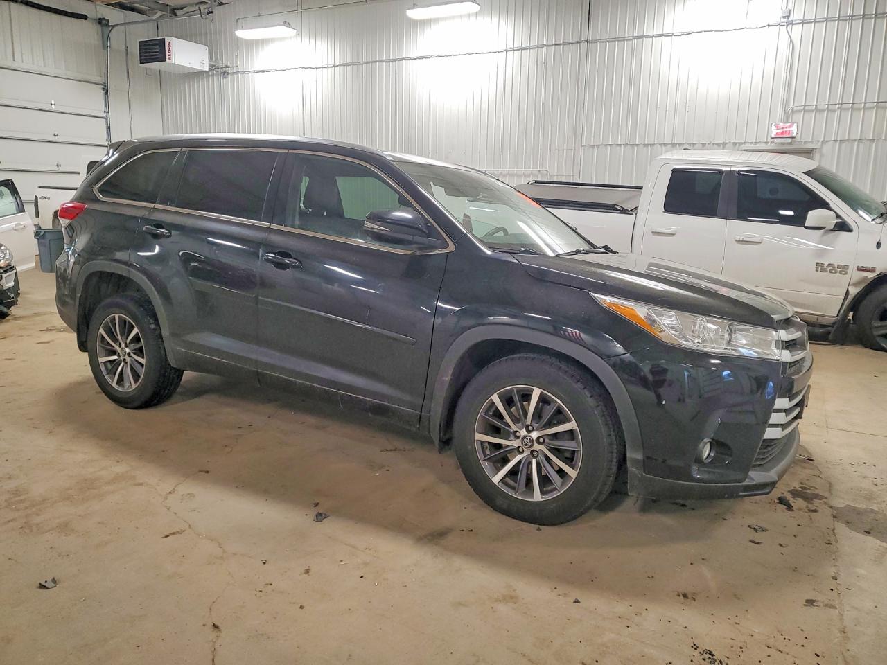 2017 TOYOTA HIGHLANDER XLE photo 4