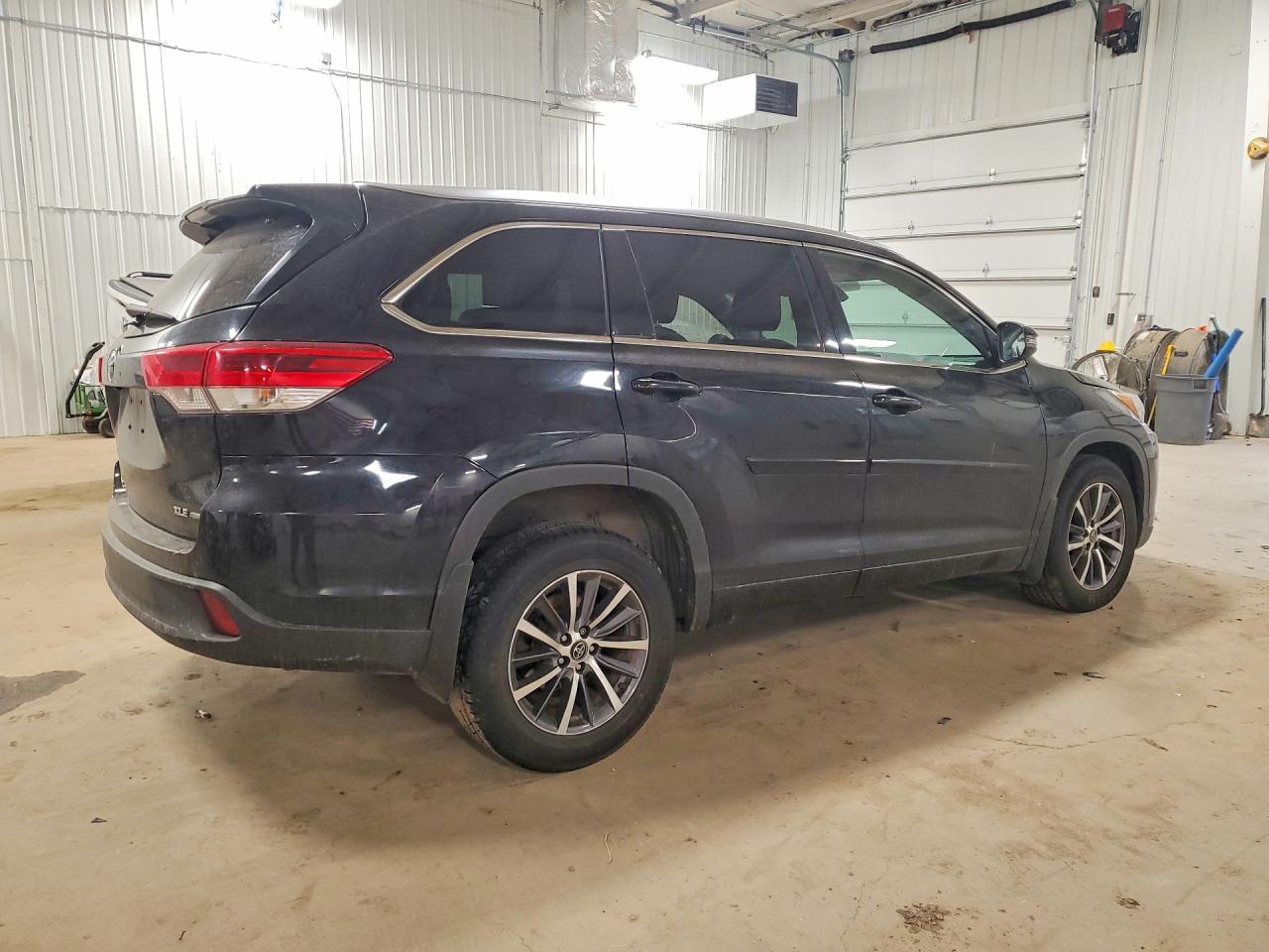 2017 TOYOTA HIGHLANDER XLE photo 3