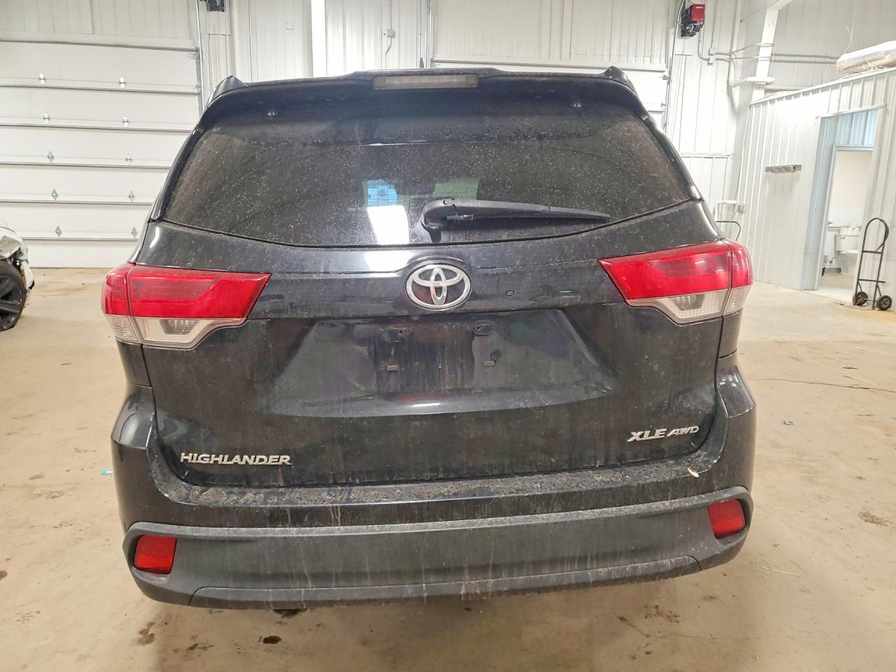 2017 TOYOTA HIGHLANDER XLE photo 6