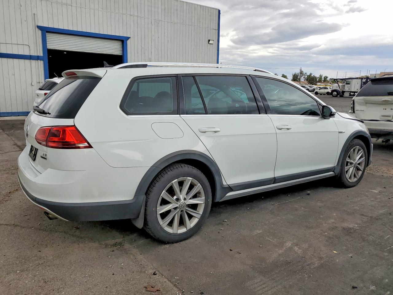 2017 VOLKSWAGEN GOLF ALLTRACK S photo 7