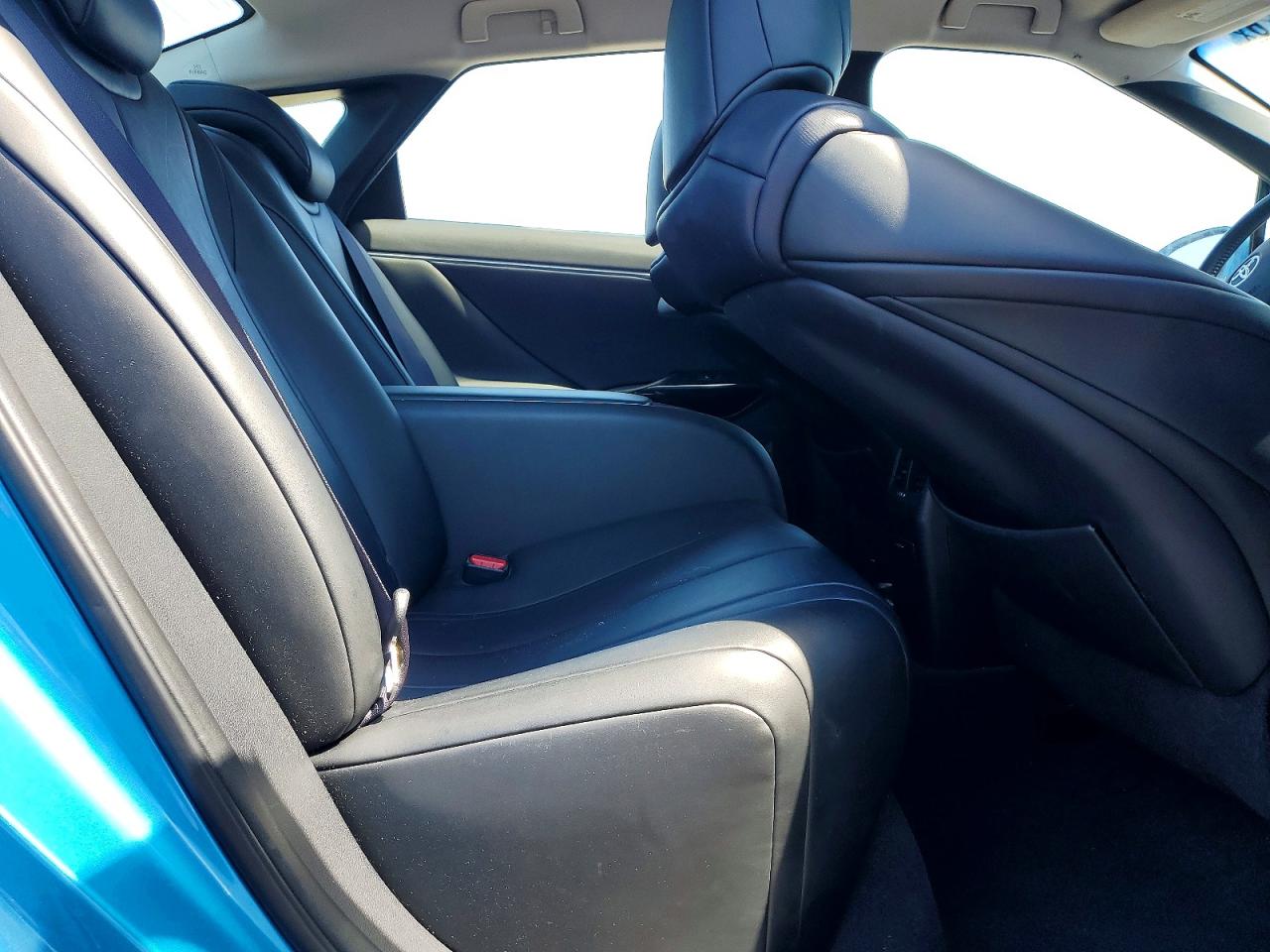2017 TOYOTA MIRAI BASE photo 28