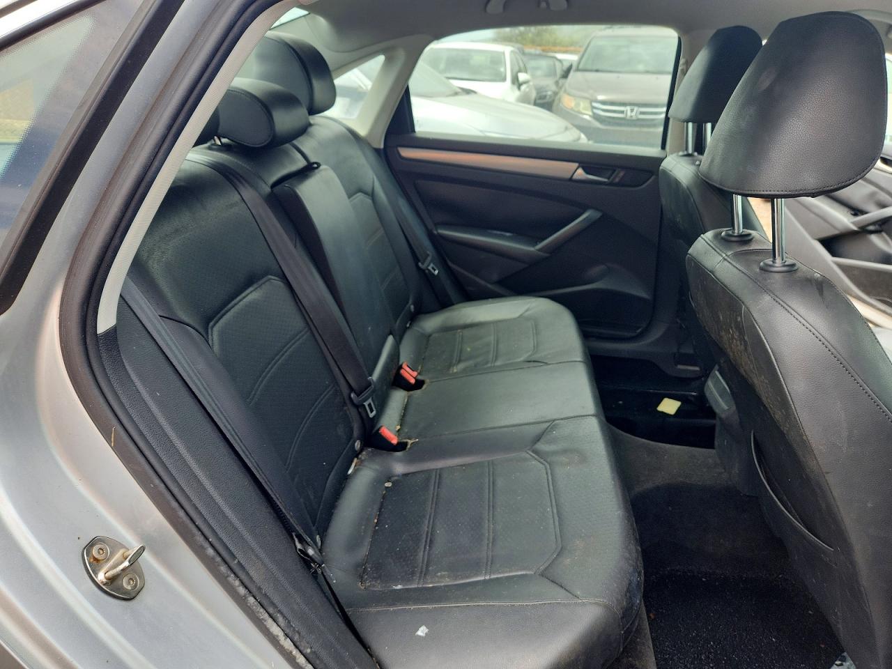2015 VOLKSWAGEN PASSAT S photo 28
