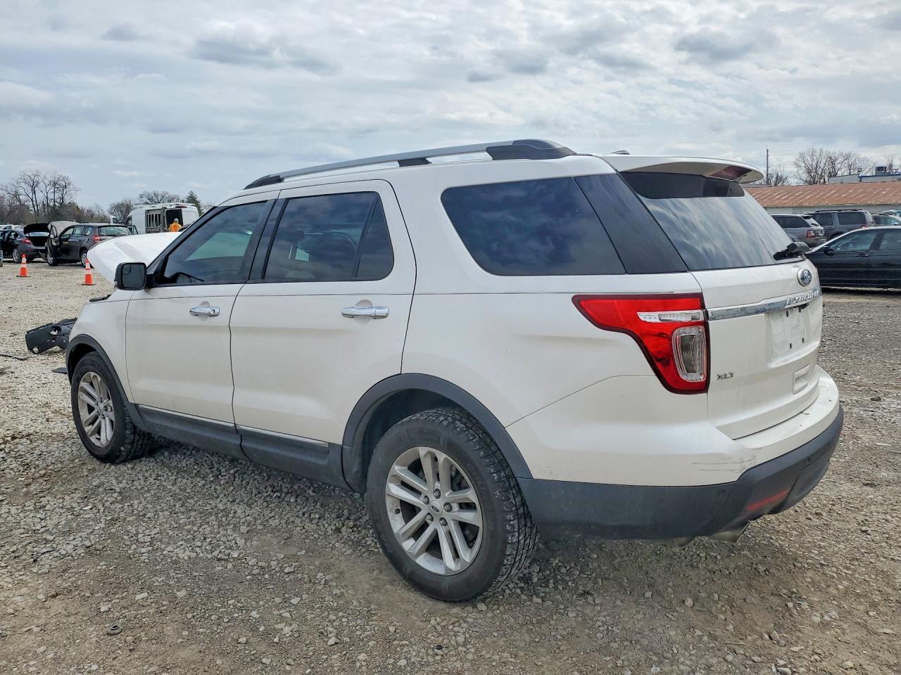 2015 FORD EXPLORER XLT photo 2