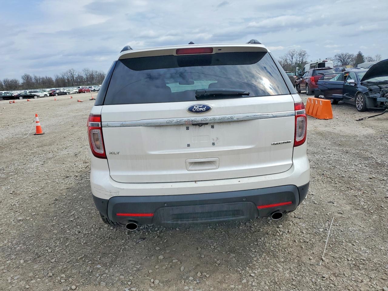 2015 FORD EXPLORER XLT photo 6