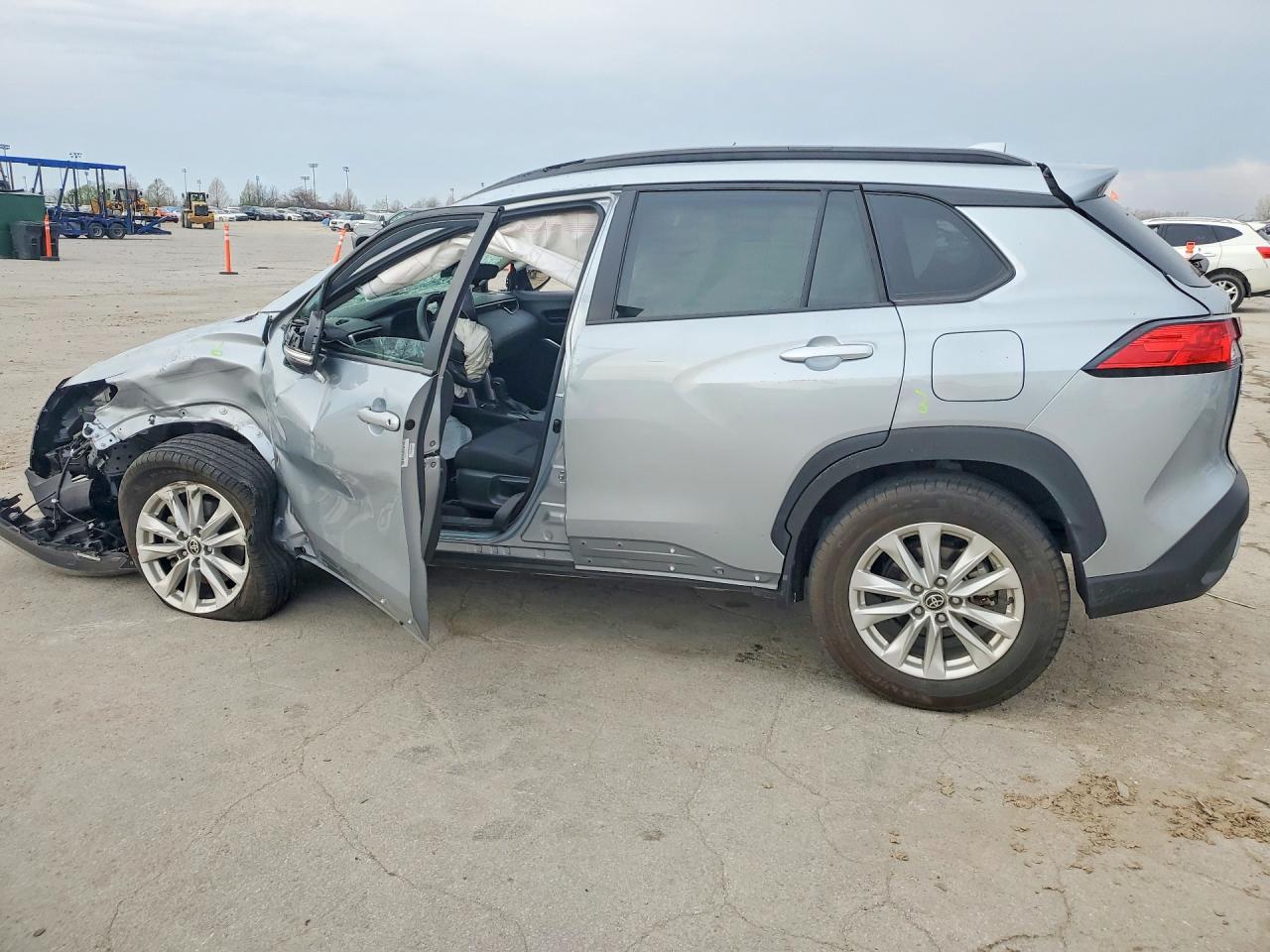 2024 TOYOTA COROLLA CROSS LE photo 3