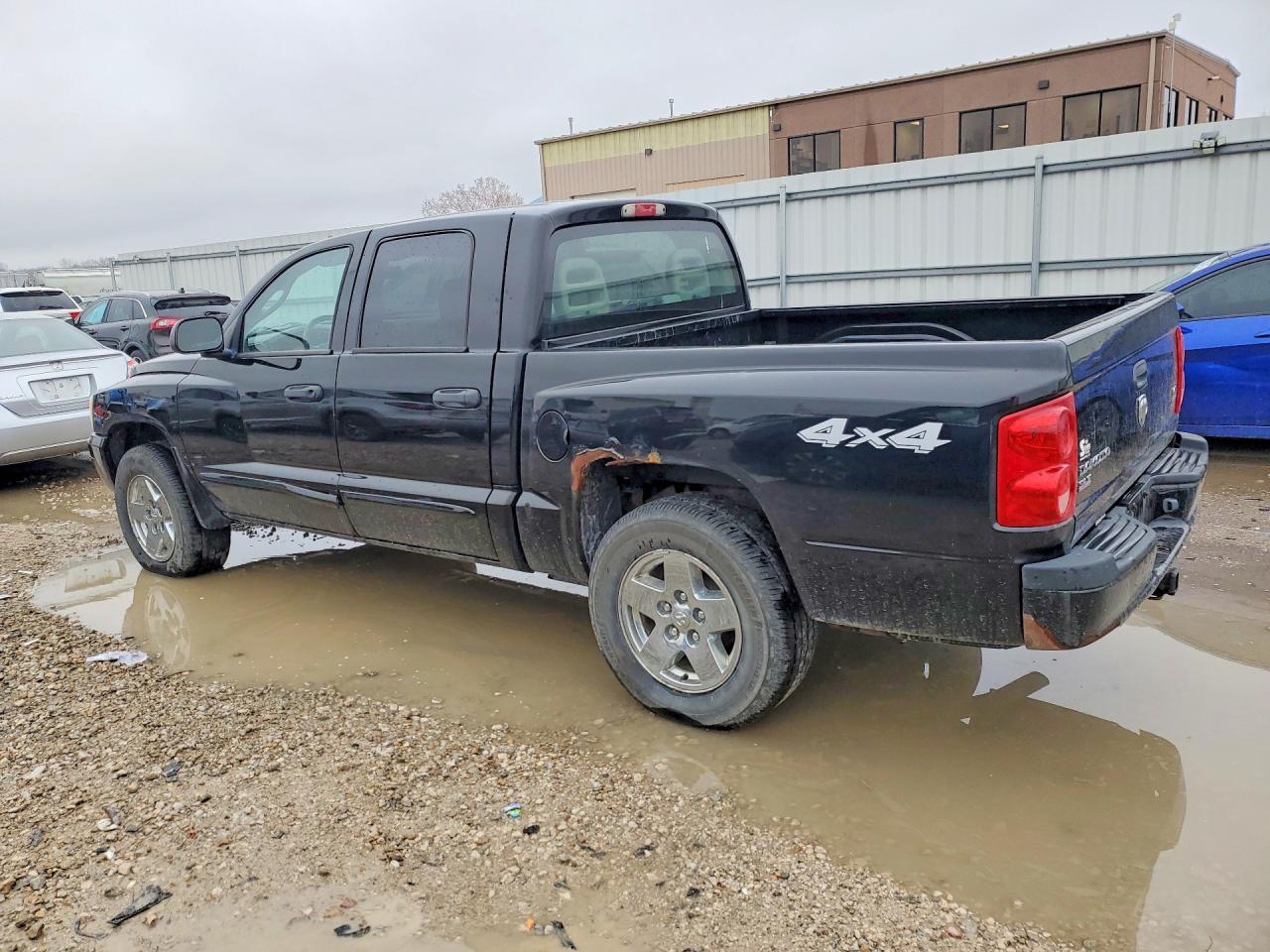 2005 DODGE DAKOTA QUAD SLT photo 2