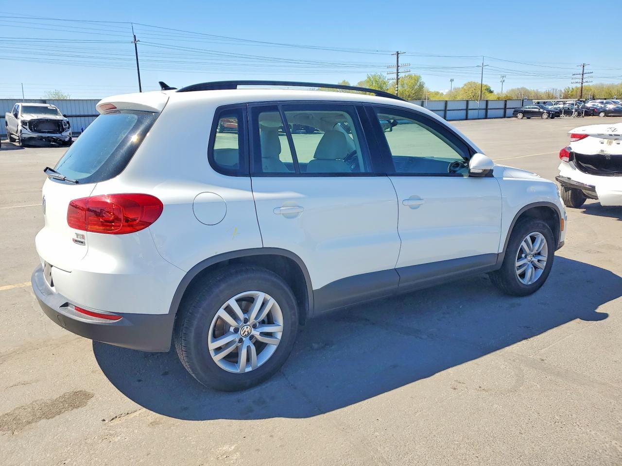 2017 VOLKSWAGEN TIGUAN S photo 3