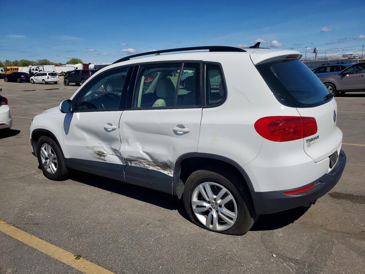 2017 VOLKSWAGEN TIGUAN S photo 2