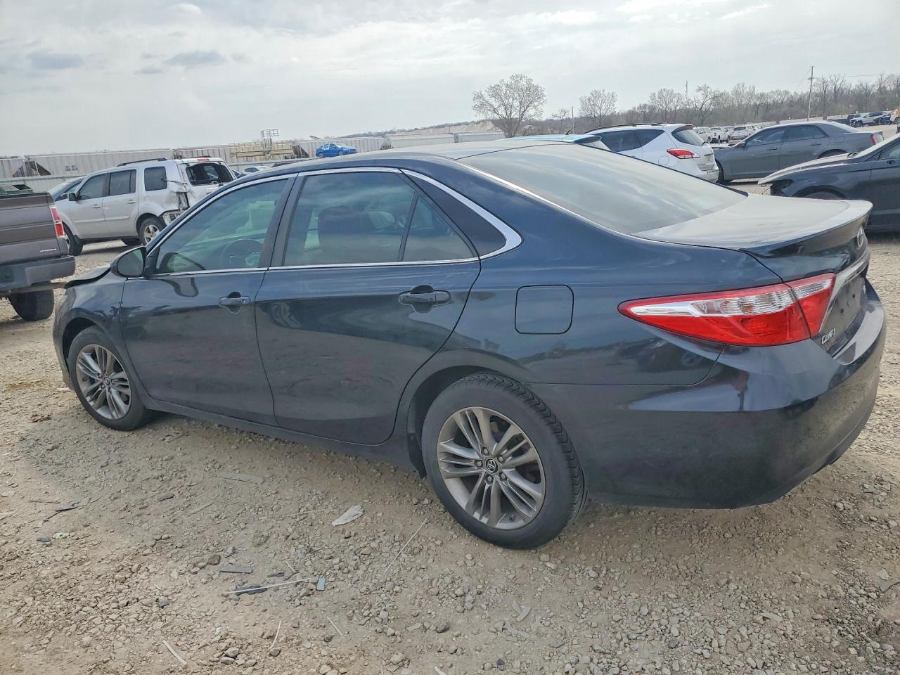 2015 TOYOTA CAMRY SE photo 4