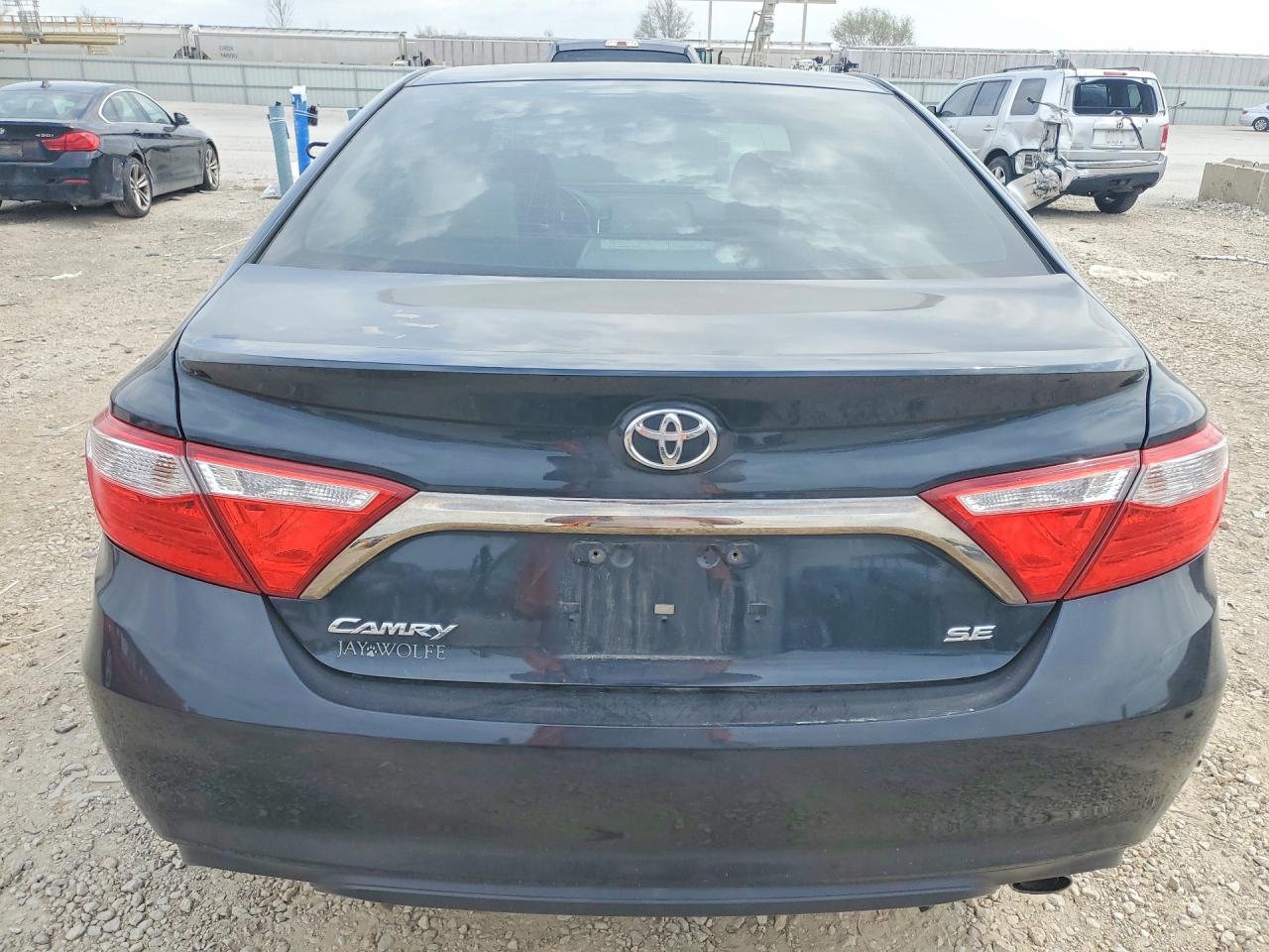 2015 TOYOTA CAMRY SE photo 16