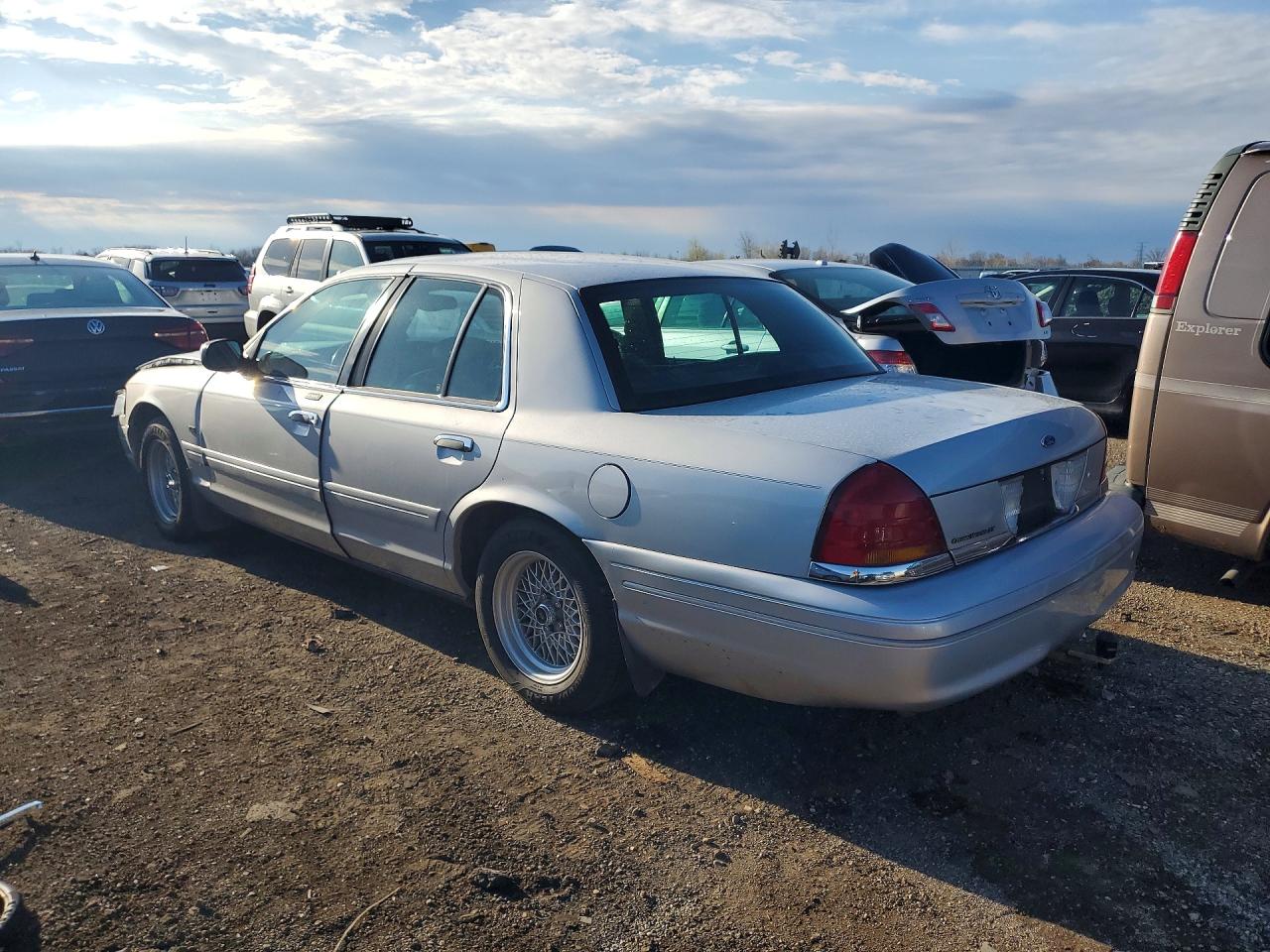 2001 FORD CROWN VICTORIA LX photo 3