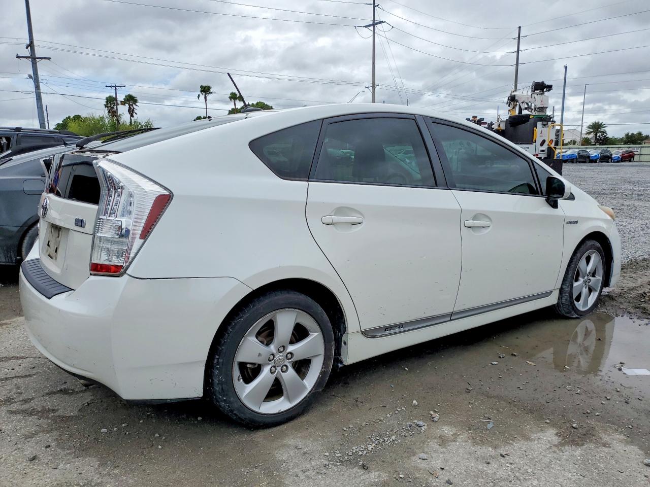 2011 TOYOTA PRIUS FIVE photo 5