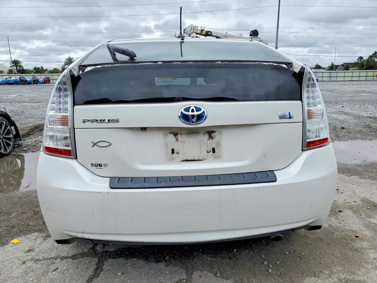 2011 TOYOTA PRIUS FIVE photo 11