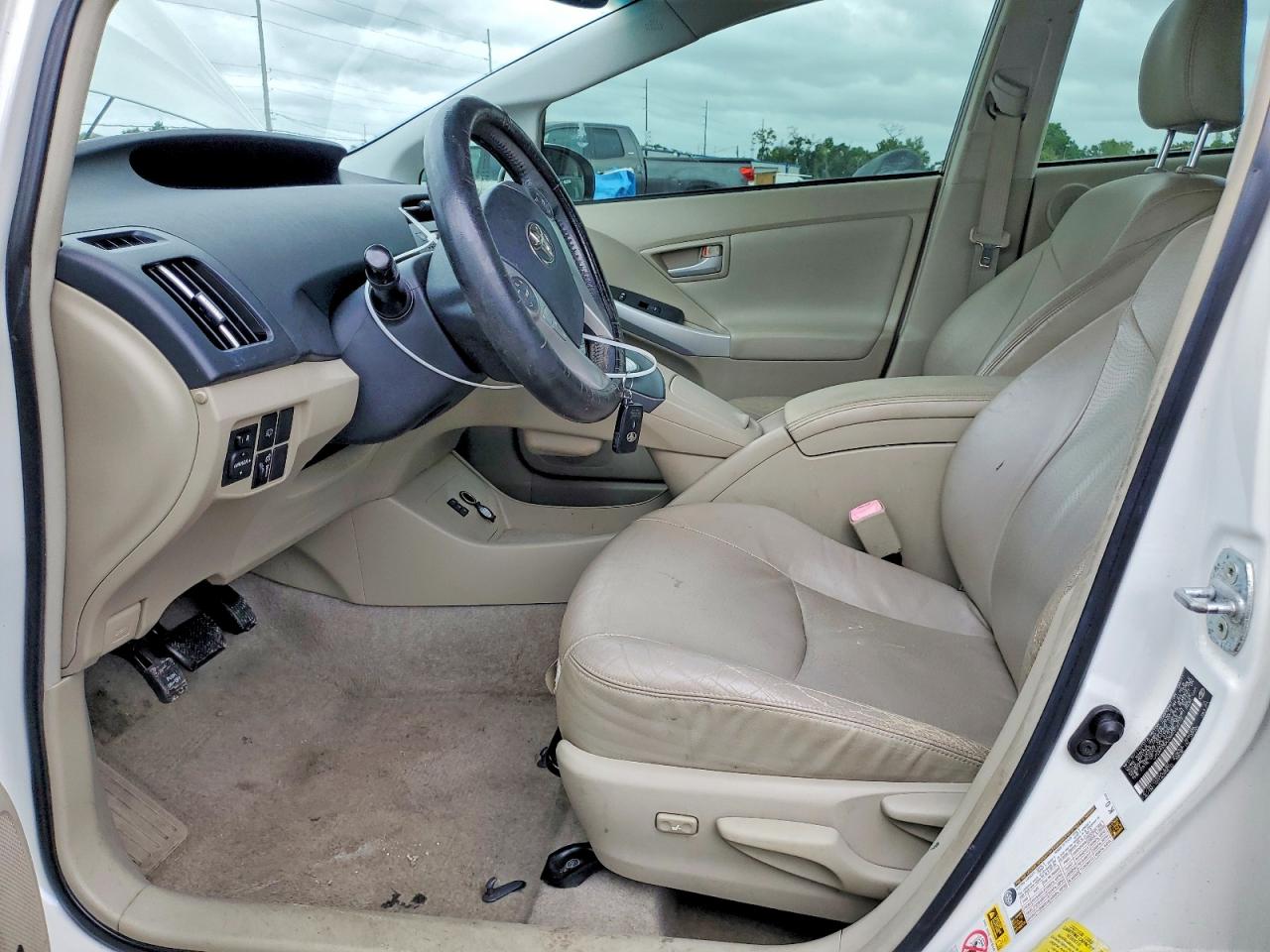 2011 TOYOTA PRIUS FIVE photo 13