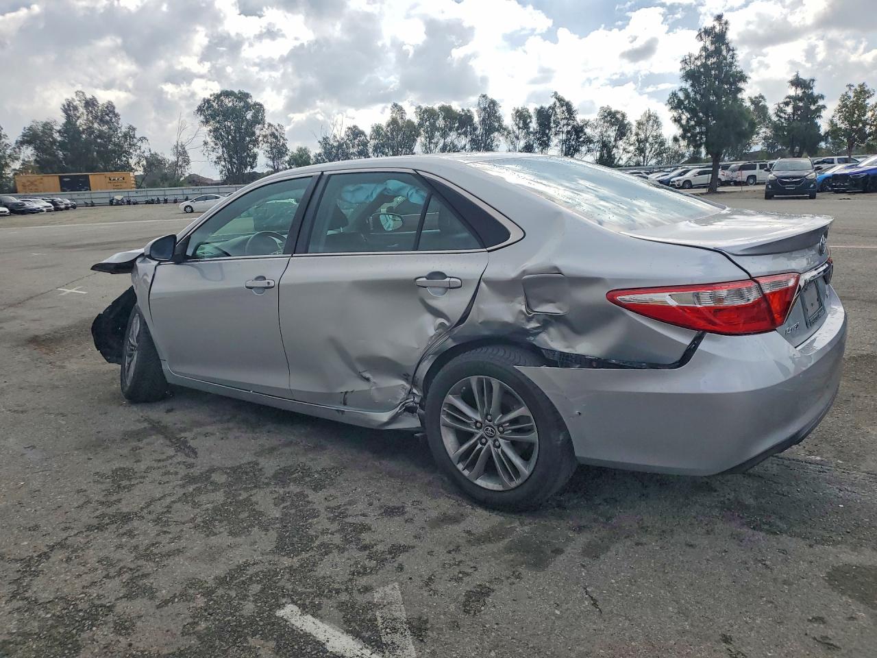 2017 TOYOTA CAMRY SE photo 3