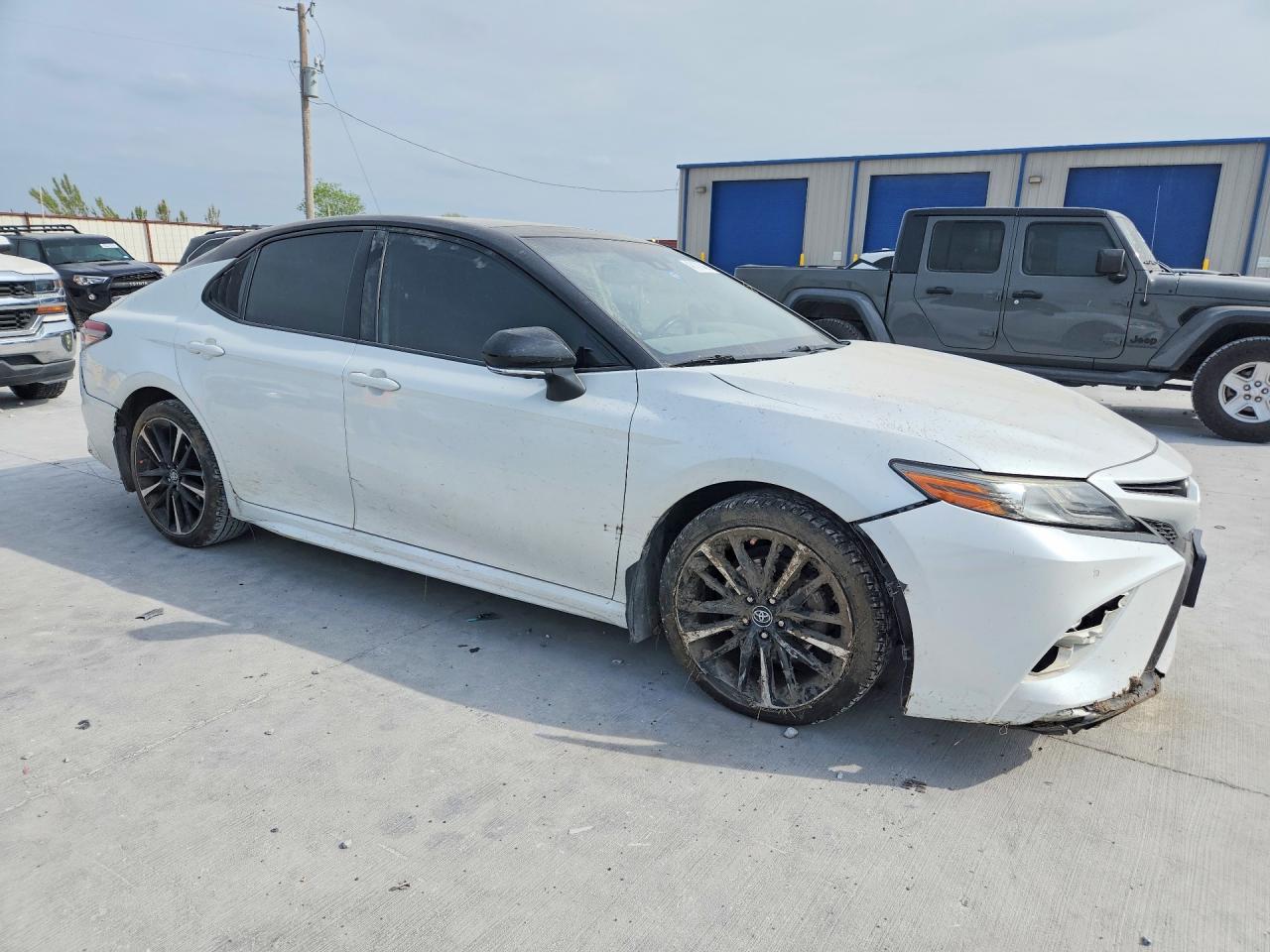 2019 TOYOTA CAMRY XSE photo 7