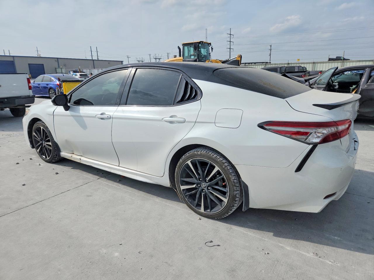 2019 TOYOTA CAMRY XSE photo 3