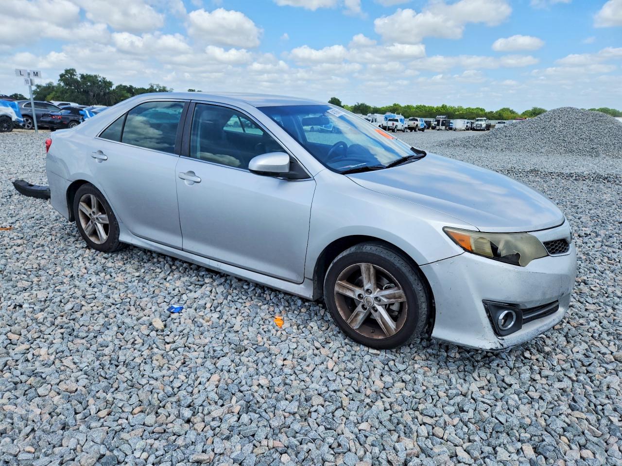 2014 TOYOTA CAMRY SE photo 10