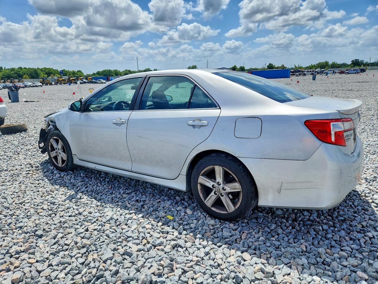 2014 TOYOTA CAMRY SE photo 4