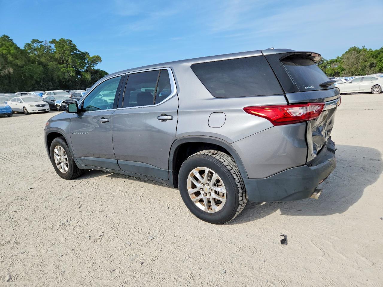 2020 CHEVROLET TRAVERSE LS photo 4