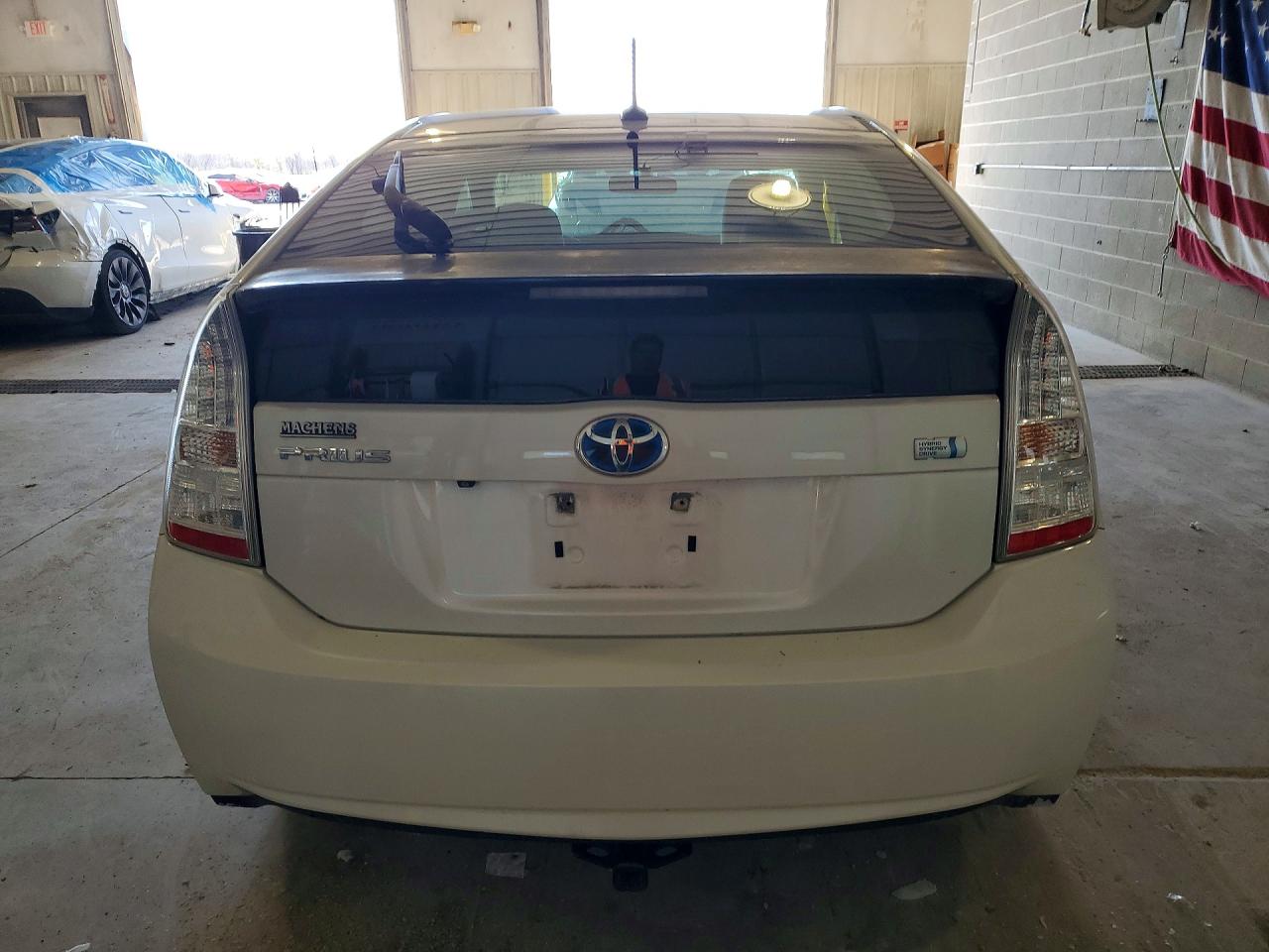 2010 TOYOTA PRIUS III photo 16