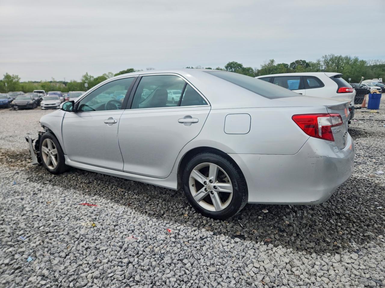 2014 TOYOTA CAMRY SE photo 4