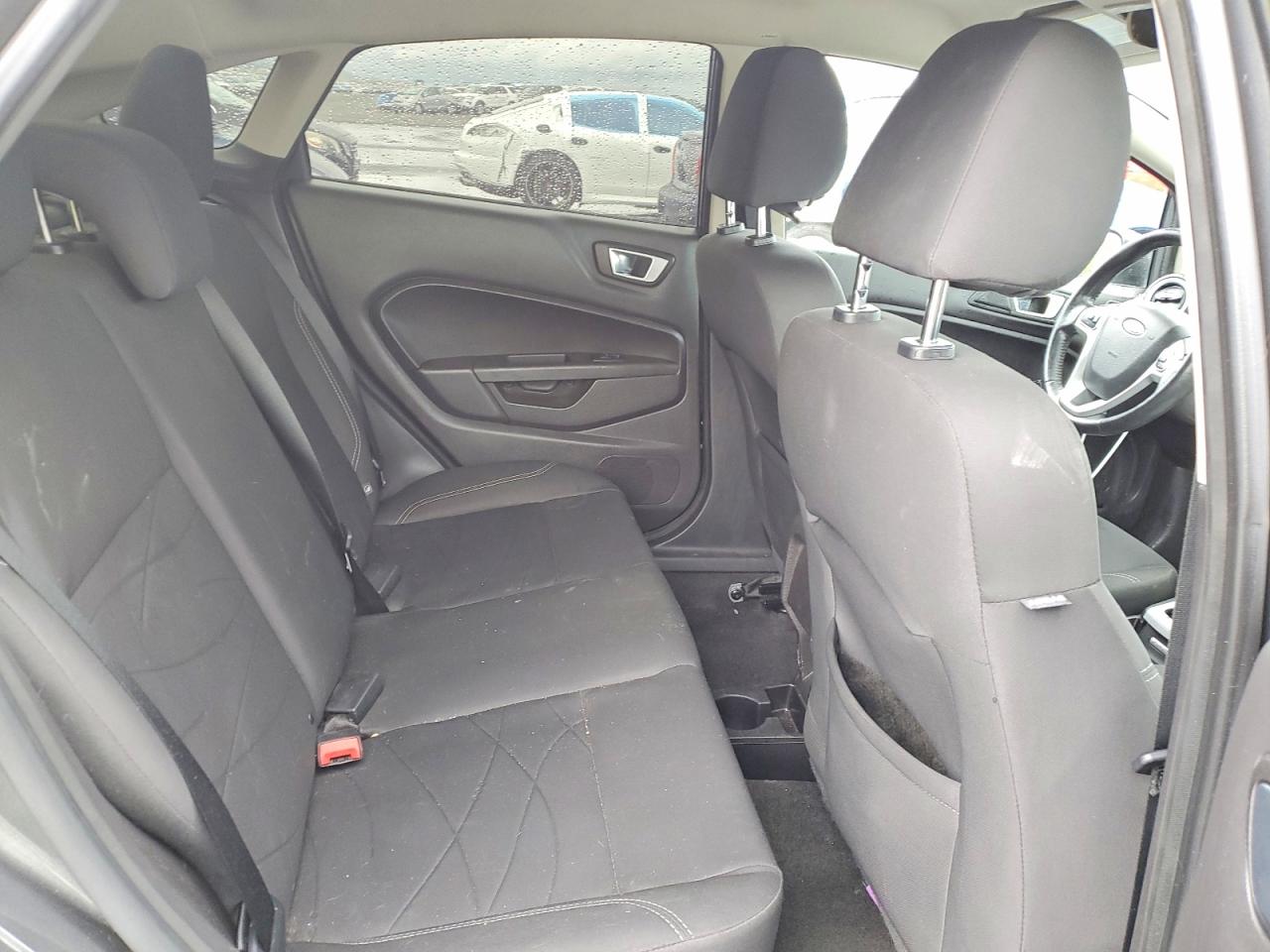 2015 FORD FIESTA SE photo 28
