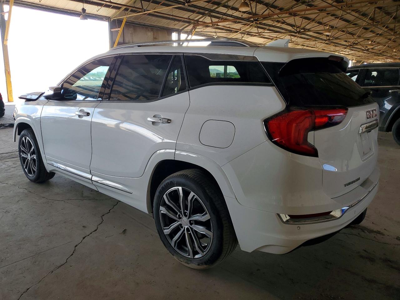 2019 GMC TERRAIN DENALI photo 2