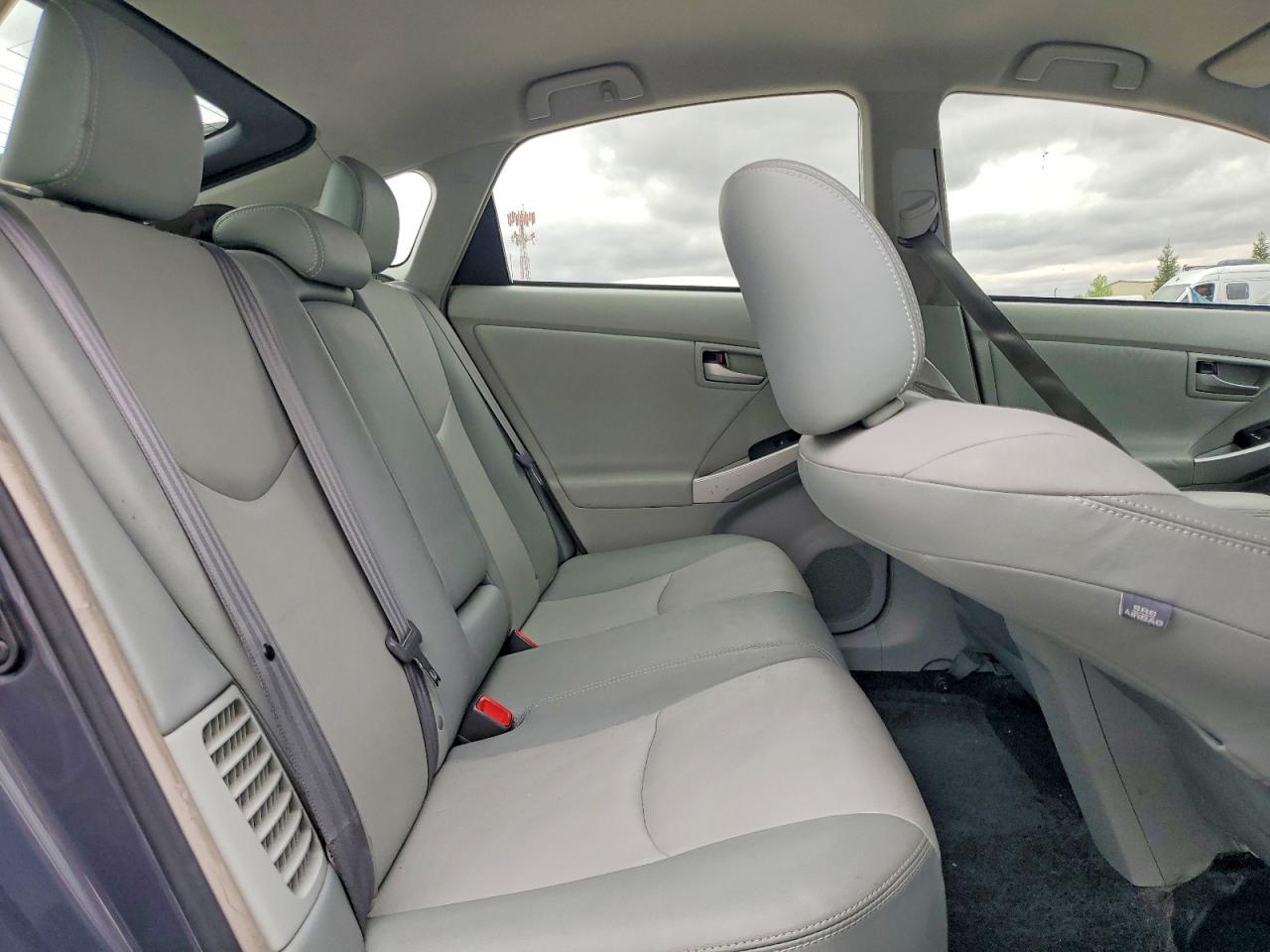 2015 TOYOTA PRIUS FOUR photo 19