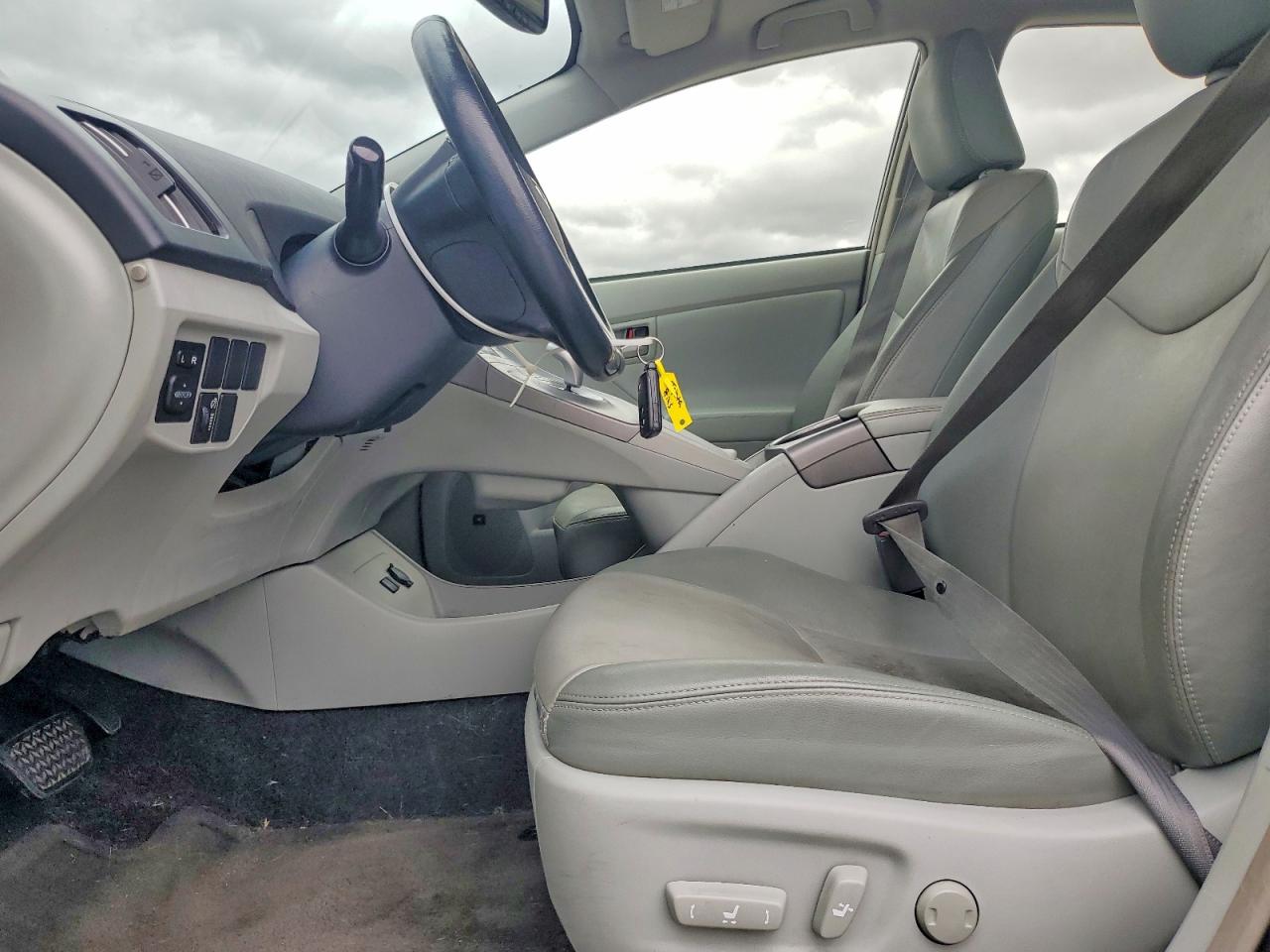 2015 TOYOTA PRIUS FOUR photo 13