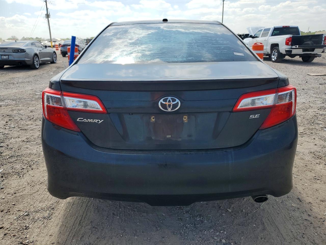 2014 TOYOTA CAMRY SE photo 16