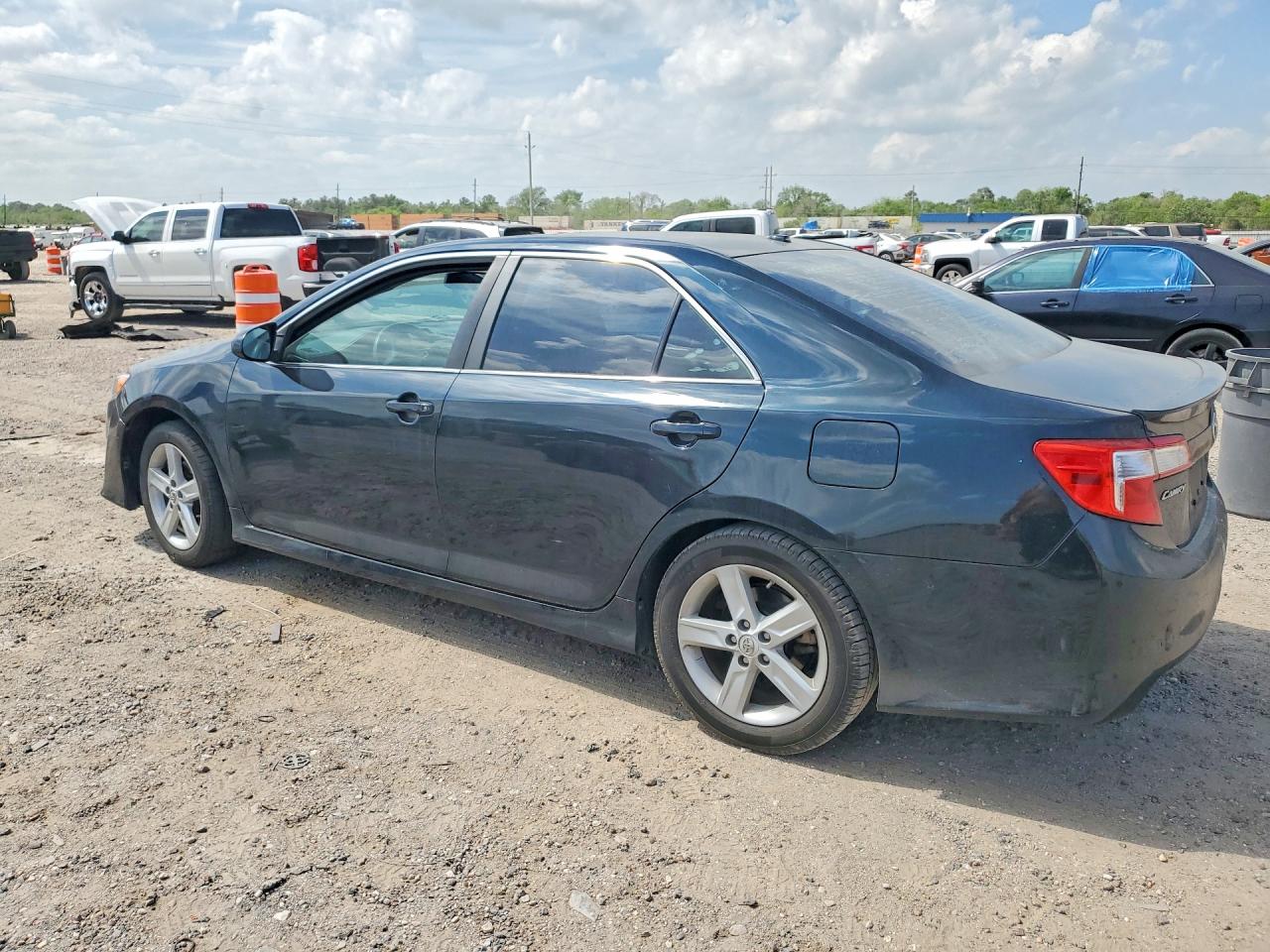 2014 TOYOTA CAMRY SE photo 4