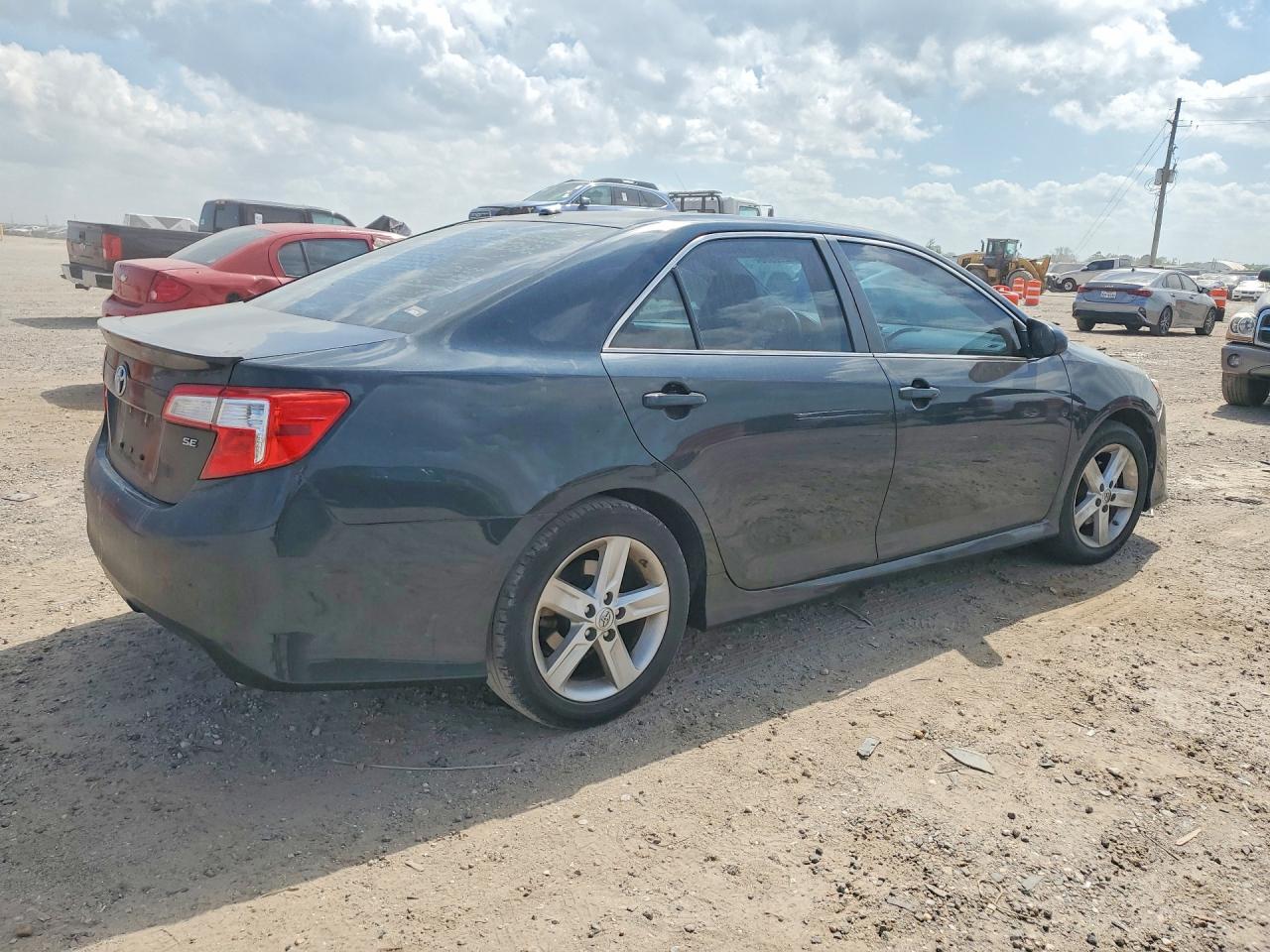 2014 TOYOTA CAMRY SE photo 7