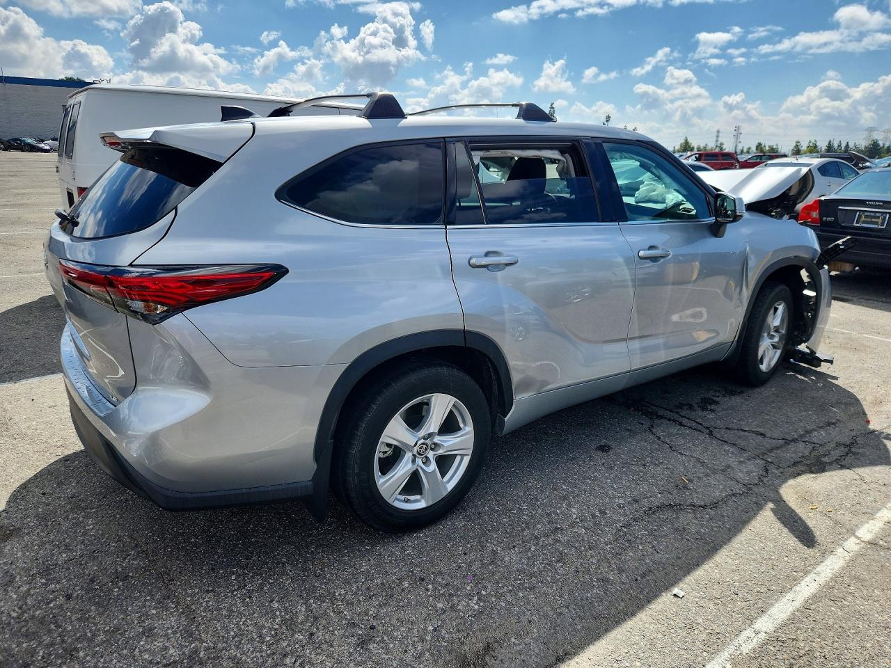 2022 TOYOTA HIGHLANDER LE photo 5
