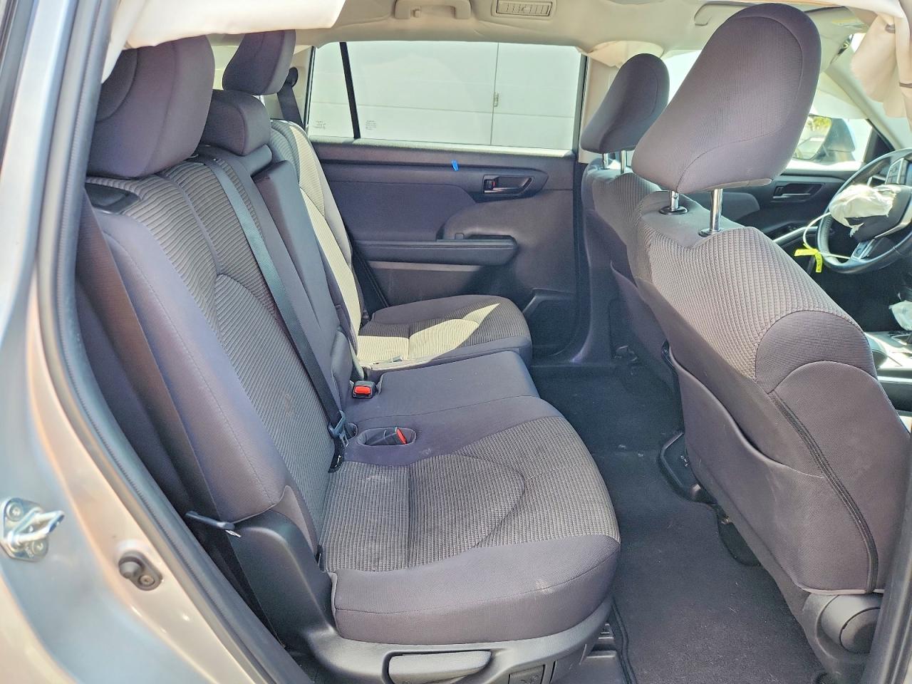2022 TOYOTA HIGHLANDER LE photo 19