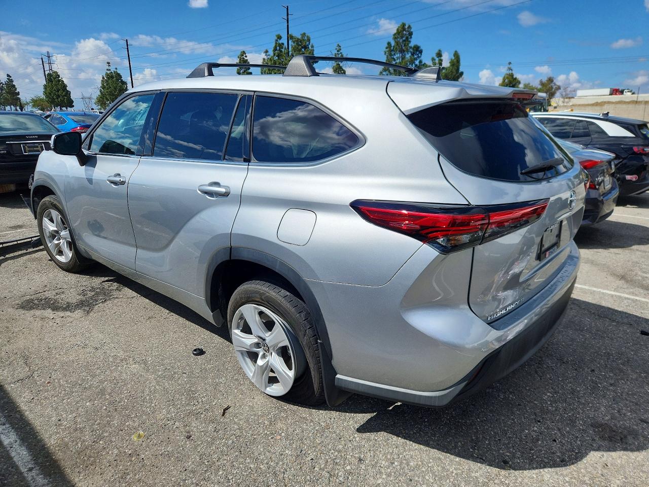 2022 TOYOTA HIGHLANDER LE photo 3